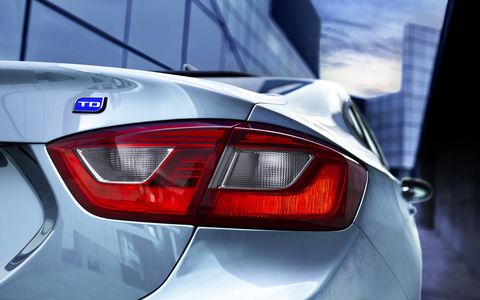 The Cruze Diesel comes standard with 1.4L turbocharged, direct-injection engine that enables 0-60 mph acceleration in 7.7 seconds.
