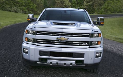 For 2017, GMC and Chevrolet 2500HD series trucks will now have a functional hood scoop.