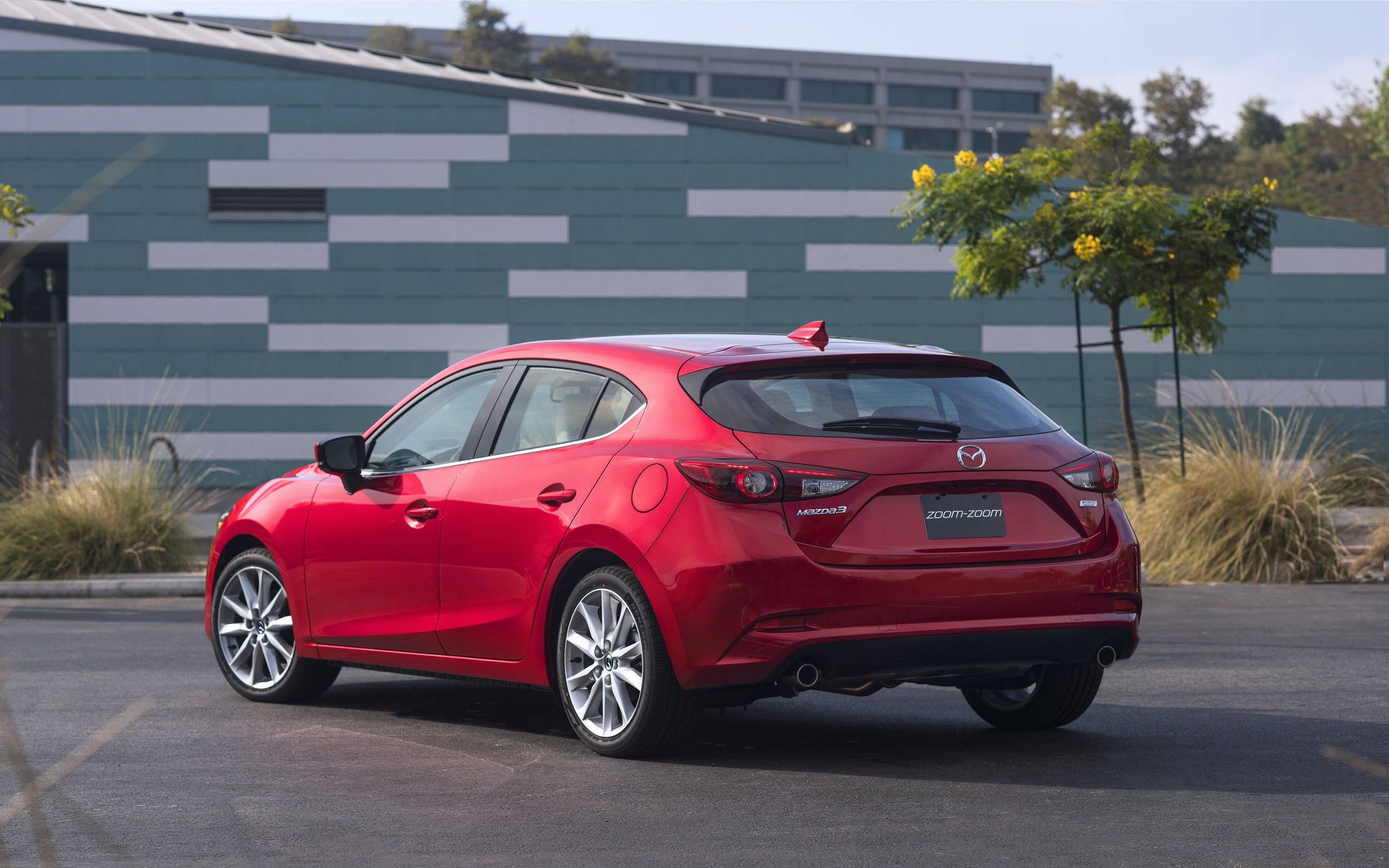 Chọn mua Mazda 3 2015 sedan phiên bản 2.0L hay 1.5L với giá tiền 133 triệu  đồng chênh lệch?