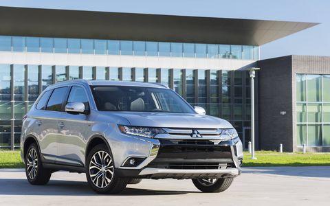 Inside, the 2017 Mitsubishi Outlander comes with a high-contrast meter gauge cluster, dual-zone automatic climate control, ECO mode system, front courtesy floor lamps, 6.1" touch panel 140-watt AM/FM/CD/MP3 display audio system with digital HD radio, Apple CarPlay and Android Auto and more.