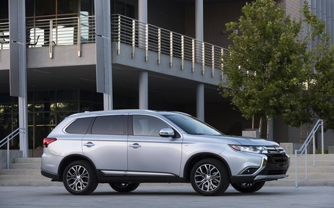 Inside, the 2017 Mitsubishi Outlander comes with a high-contrast meter gauge cluster, dual-zone automatic climate control, ECO mode system, front courtesy floor lamps, 6.1" touch panel 140-watt AM/FM/CD/MP3 display audio system with digital HD radio, Apple CarPlay and Android Auto and more.
