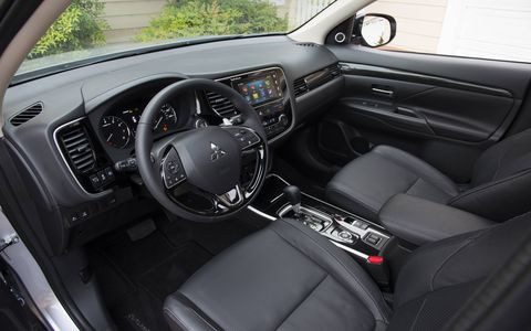 The 2017 Mitsubishi Outlander gets either a 2.4-liter I4 (ES, SE, SEL), or a 3.0-liter SOHC 24-valve V6 (GT).