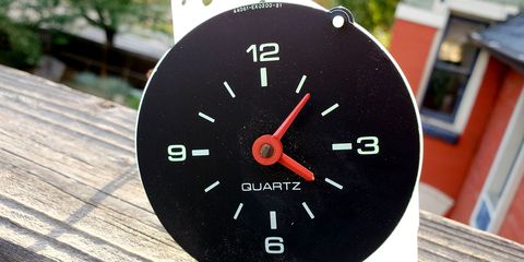 The time-setting knob connected directly to the clock's hands was pretty rare by 1980, because it tended to crack the clear plastic faceplate.