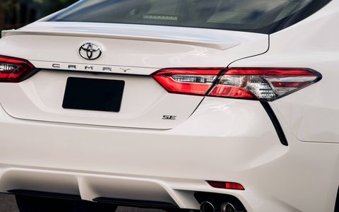The 2018 Toyota Camry SE has a 2.5-liter I4 producing 203-hp and 184 ft-lb of torque.