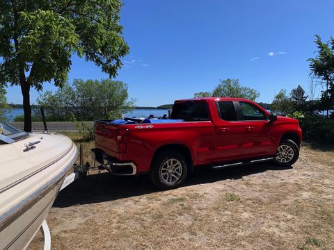 The few hundred pounds of tongue weight and truck bed haul doesn't do much to ride height of the 2019 Chevrolet Silverado.&nbsp;
