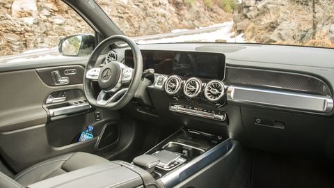 The&nbsp;2020 Mercedes-Benz GLB 250 features an optional single-pane&nbsp;MBUX wide screen.
