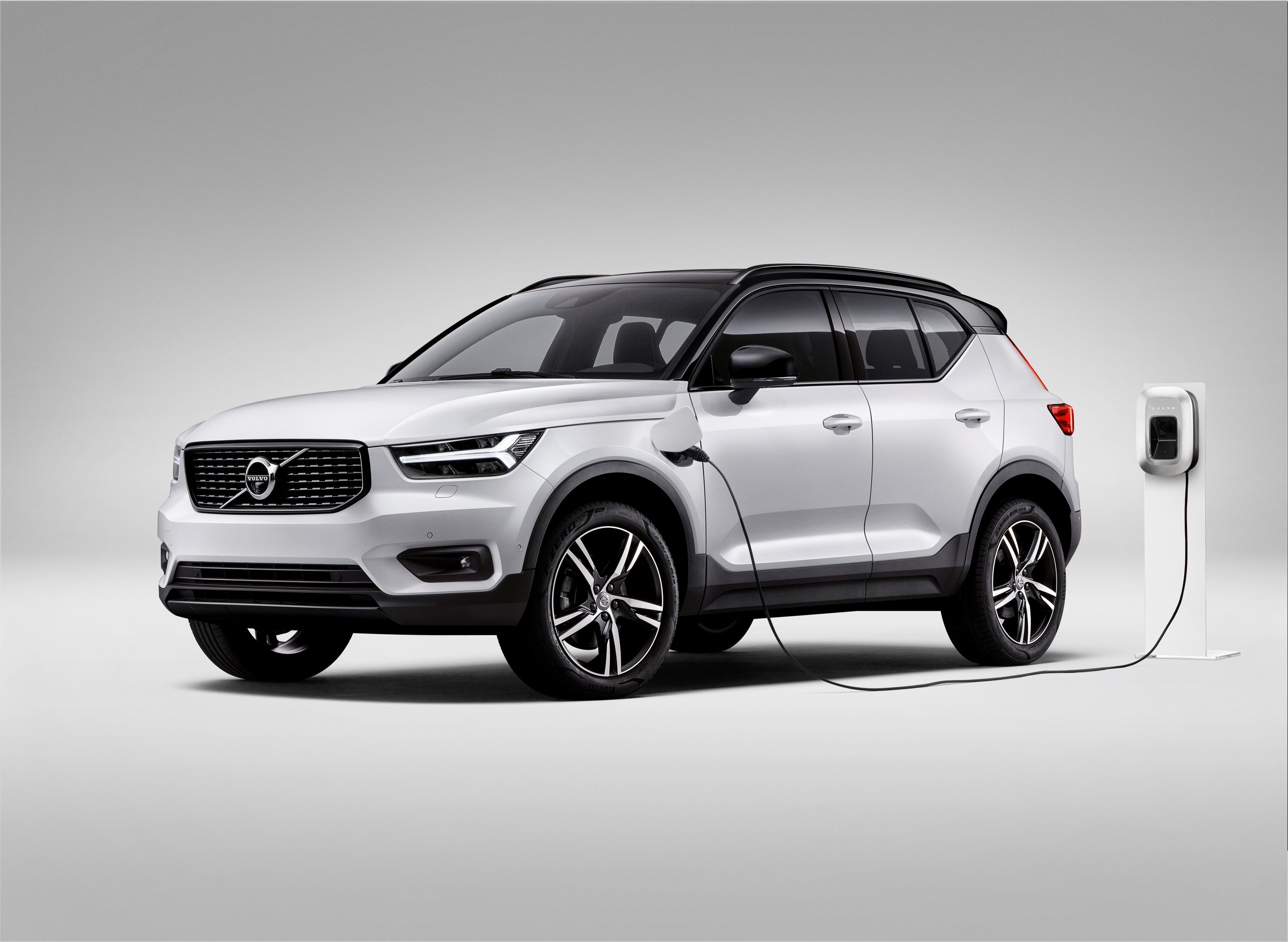 Volvo xc40 deals r design hybrid