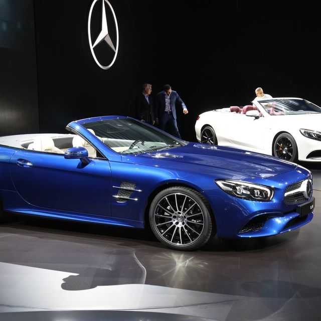 The night before the LA Auto Show Mercedes-Benz unveiled the 2017 SL roadster.