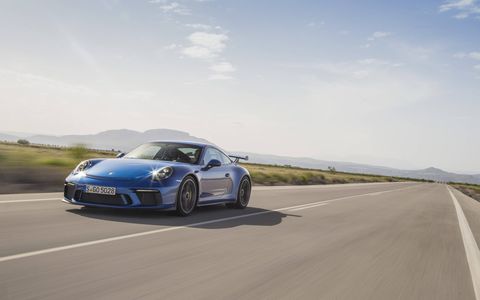 The high-revving naturally aspirated engine with 500 hp is virtually a carbon copy of that in the 911 GT3 Cup racing car.