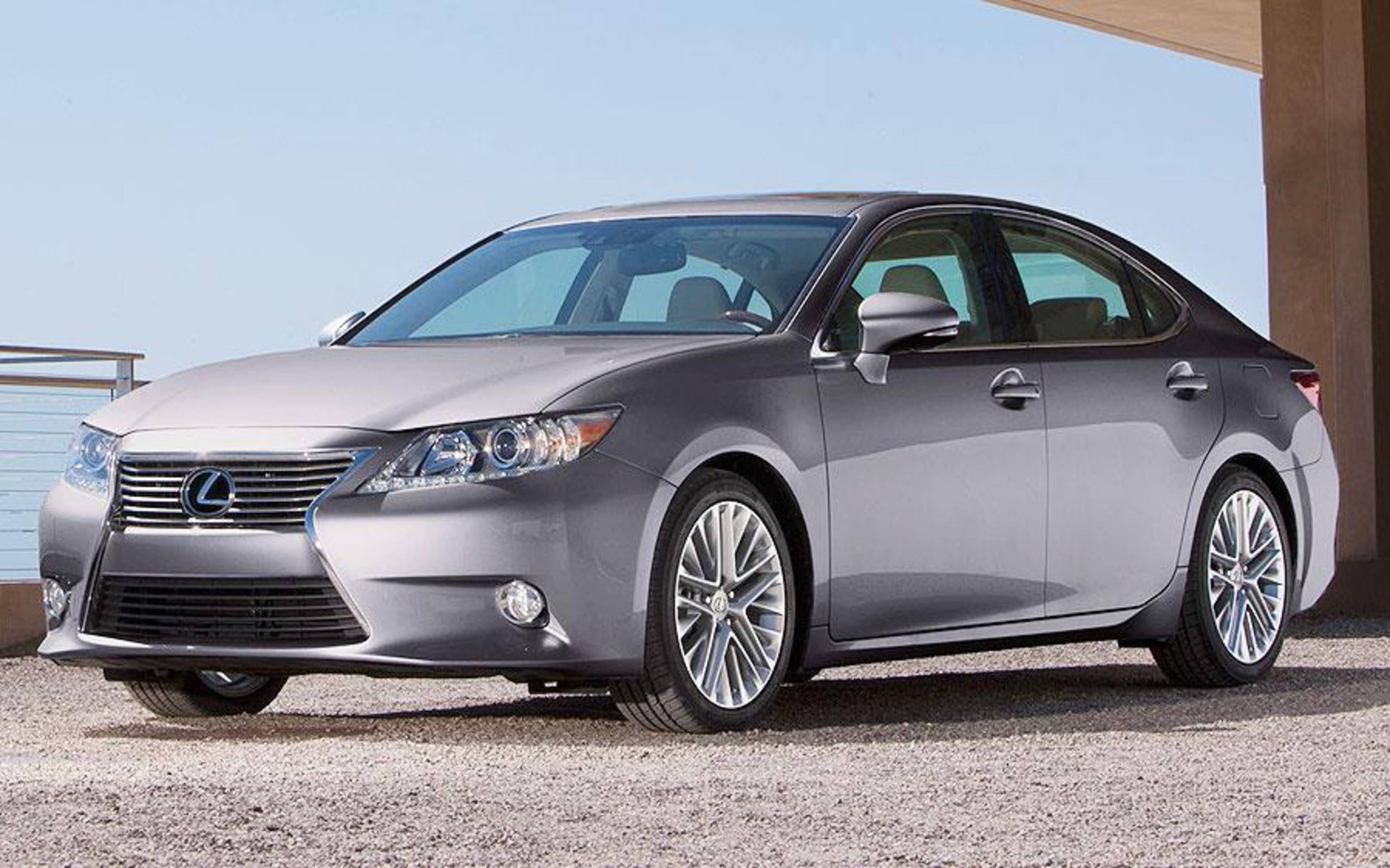 2013 Lexus ES 350 and ES 300h hybrid politely launched at New York