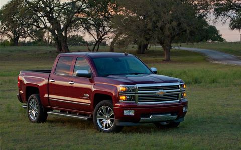 The Silverado High Country has a chrome grille with horizontal bars, halogen projector headlamps and body-color front and rear bumpers.