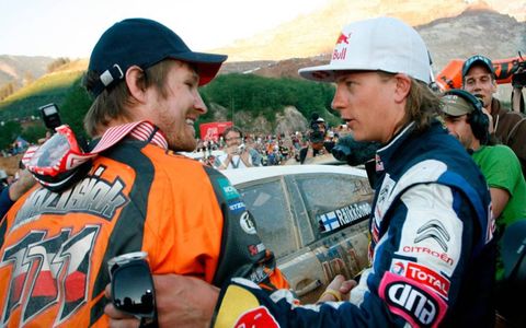 Kimi Raikkonen congratulates Taddy Blazusiak at the Red Bull Hare Scramble.