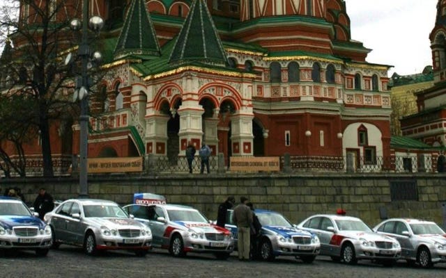 LV suitcase occupies Moscow's Red Square[2]