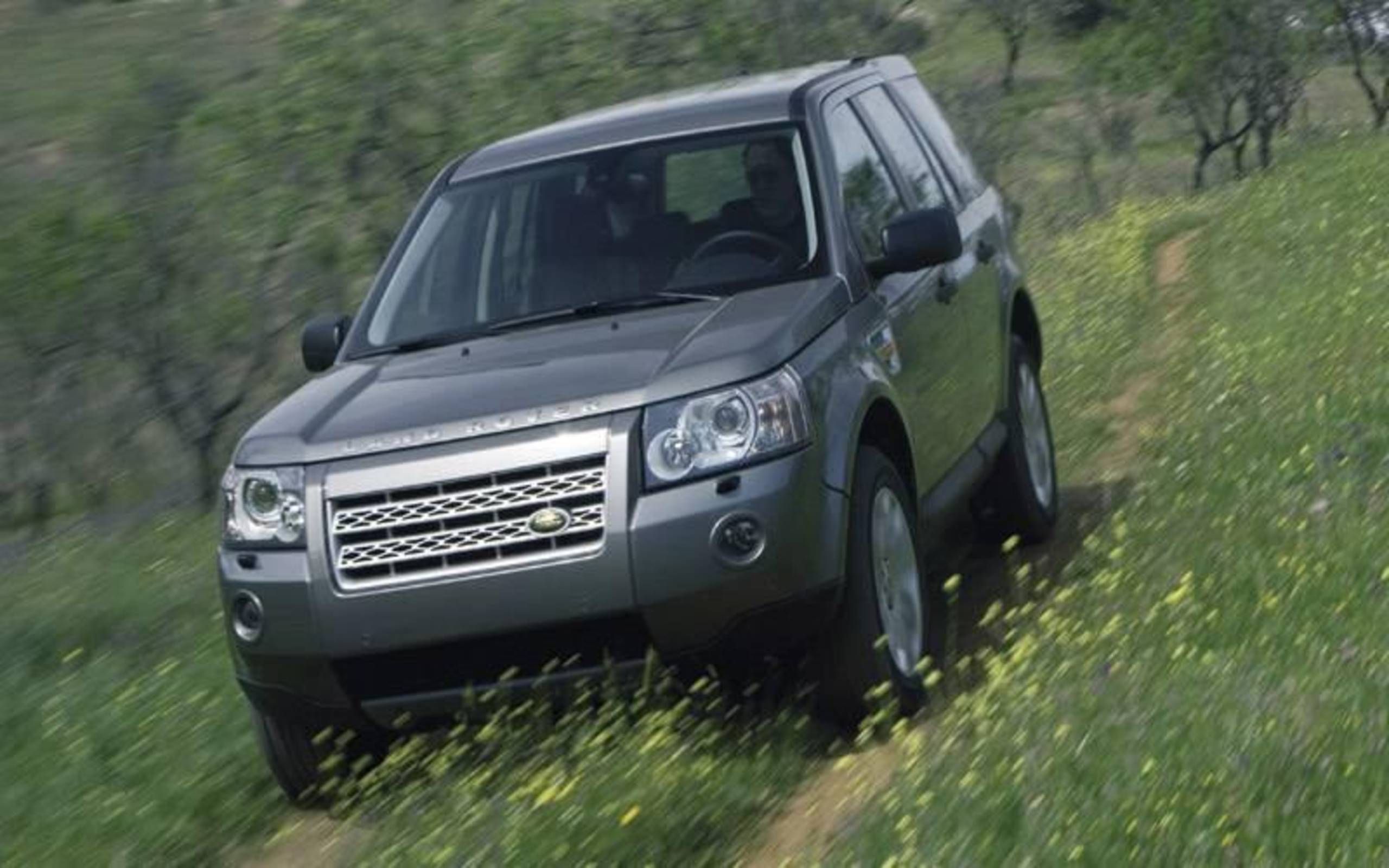 Merg animatie zijn LR2 Leaves Freelander in the Dust: Land Rover's new crossover replaces  poor-selling SUV