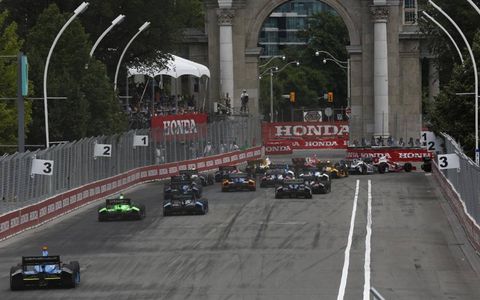 2012 IndyCar at Toronto: Racing into turn 1 at the start