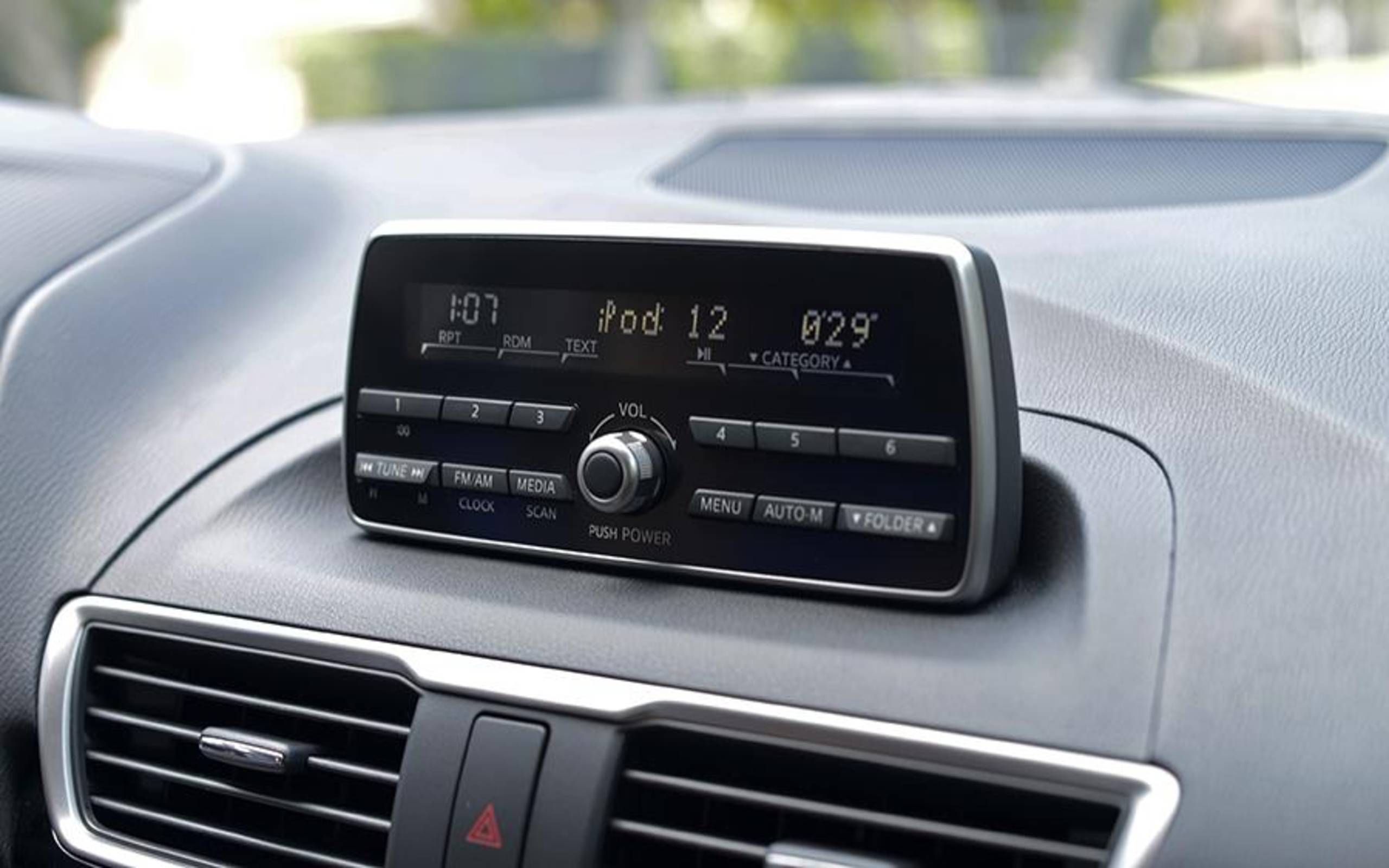 Как настроить часы в машине. Mazda 3 BM магнитола. Штатная аудиосистема Мазда 3 2014. Mazda 3 2014 штатная мультимедиа. Мазда 3 БМ 2014 магнитола.