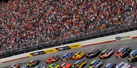 The No. 99 of Carl Edwards and No. 39 of Ryan Newman lead the field to the green flag in Bristol, Tenn. On Aug. 27. Photo by: LAT Photographic