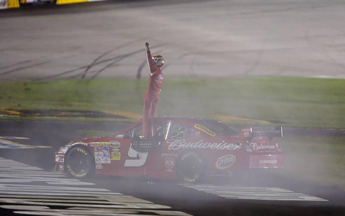 Kasey Kahne wins at Atlanta, clinches Chase spot