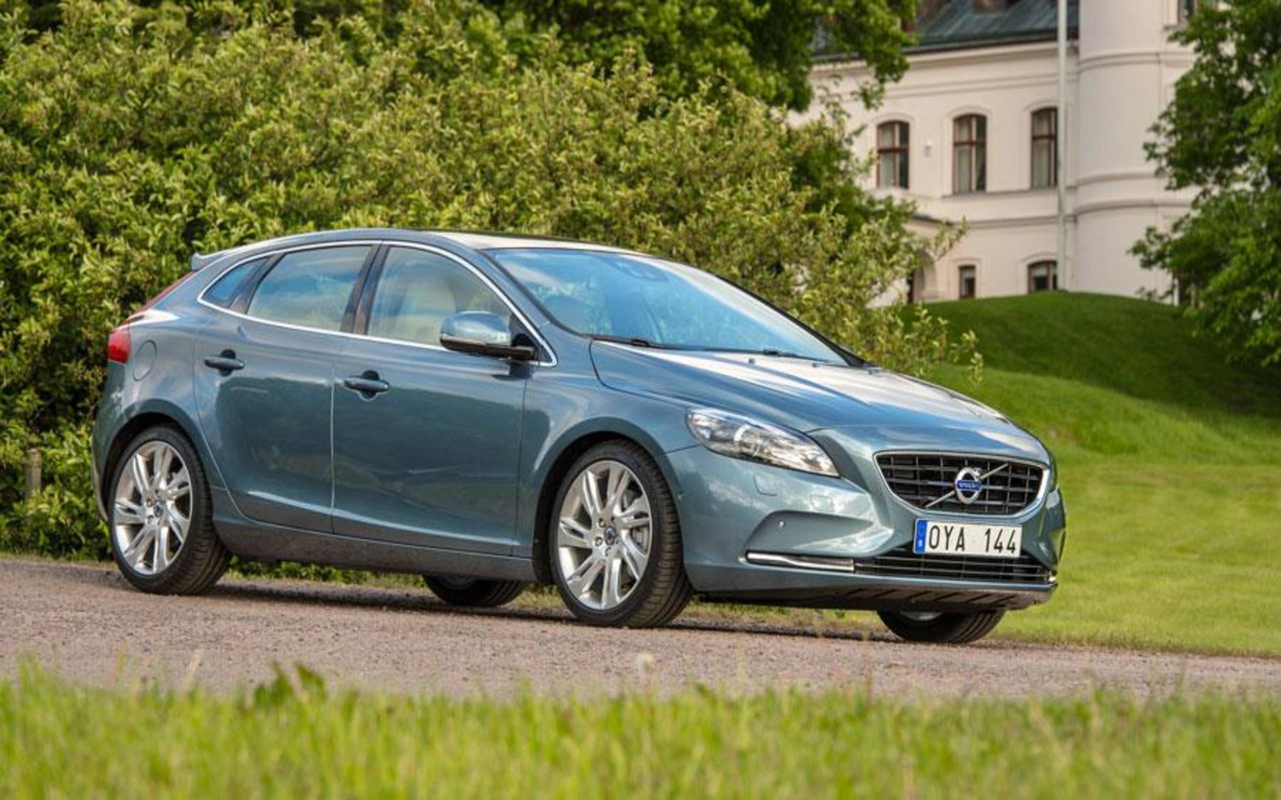 Volvo V40 and V40 Cross Country launched starting at Rs 28.53 lakh - Car  News