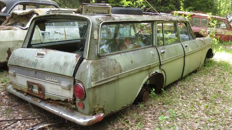 Välkommen till Bloms Bilskrot: Spectacular Swedish Junkyard