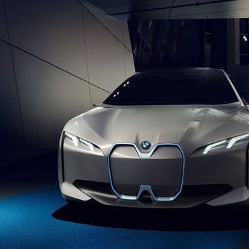 The BMW i Vision Dynamics has a long wheelbase, flowing roofline and short overhangs to create a striking profile. The production model is set to go on sale by 2021.