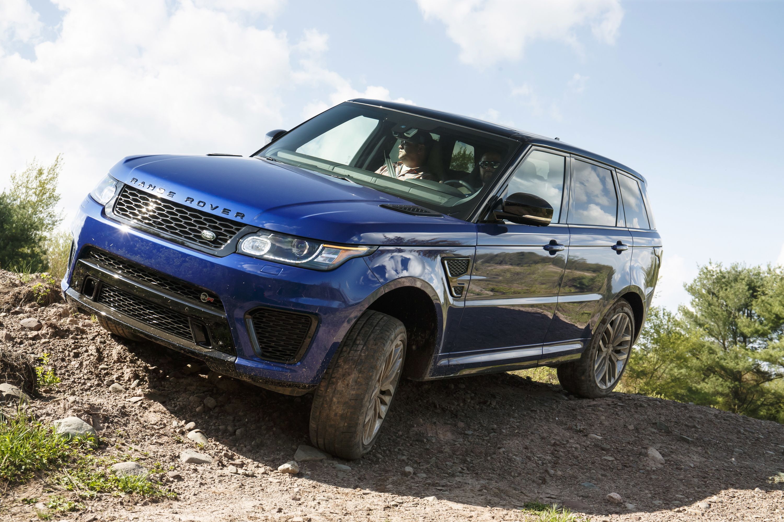 Terughoudendheid Kruis aan liefdadigheid 2015 Range Rover Sport SVR first drive: A true track-ready off-road machine