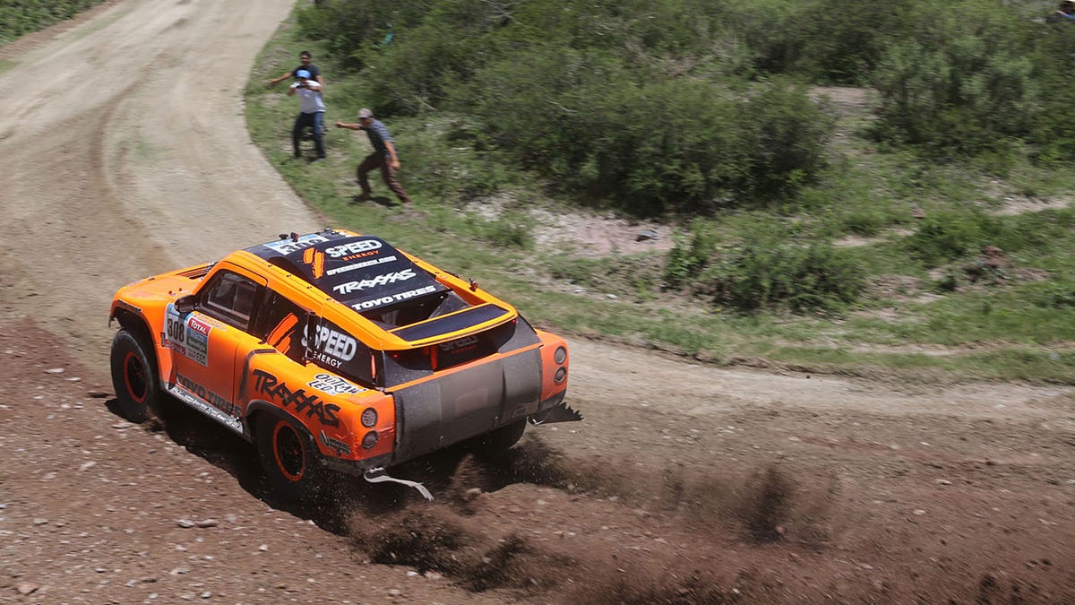 American Robby Gordon crashes, recovers, moves into top 20 at Dakar Rally