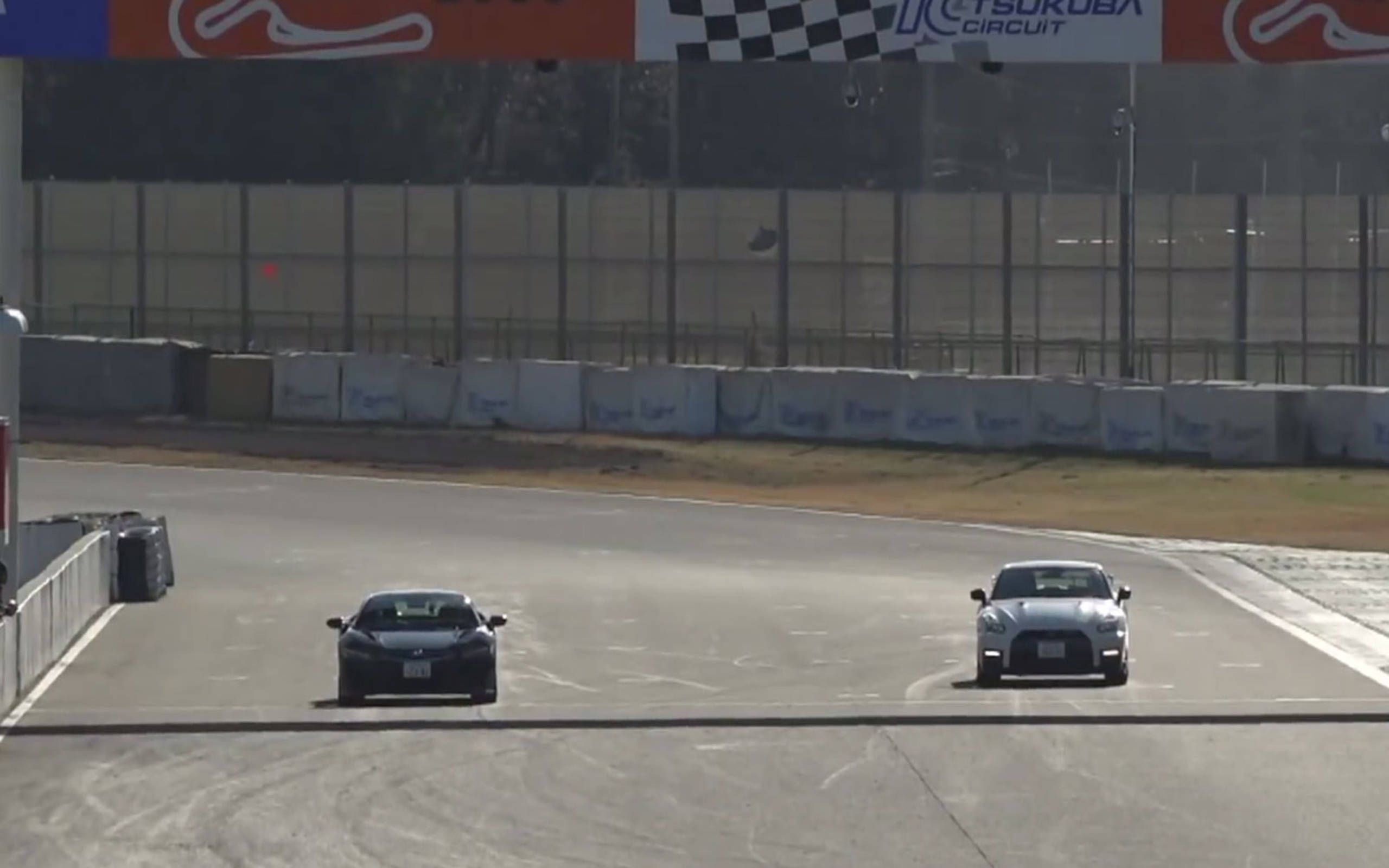 Watch A Nissan Gt R Nismo And Acura Nsx Go Head To Head