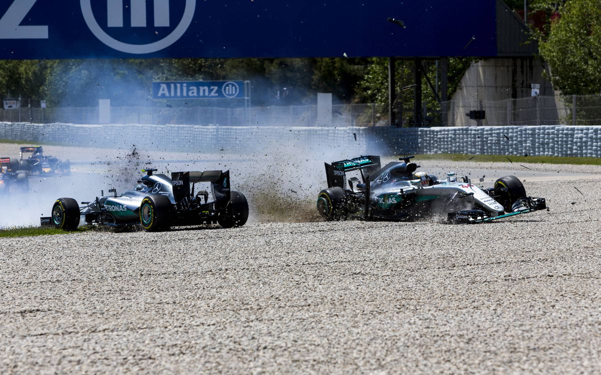 Choque entre Lewis Hamilton y Nico Rosberg en 2016 con ambos autos saliéndose de la pista