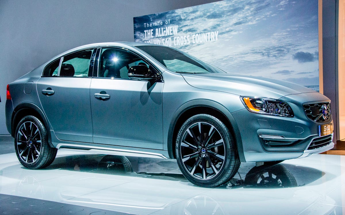 15 Volvo S60 Cross Country Makes Detroit Auto Show Debut