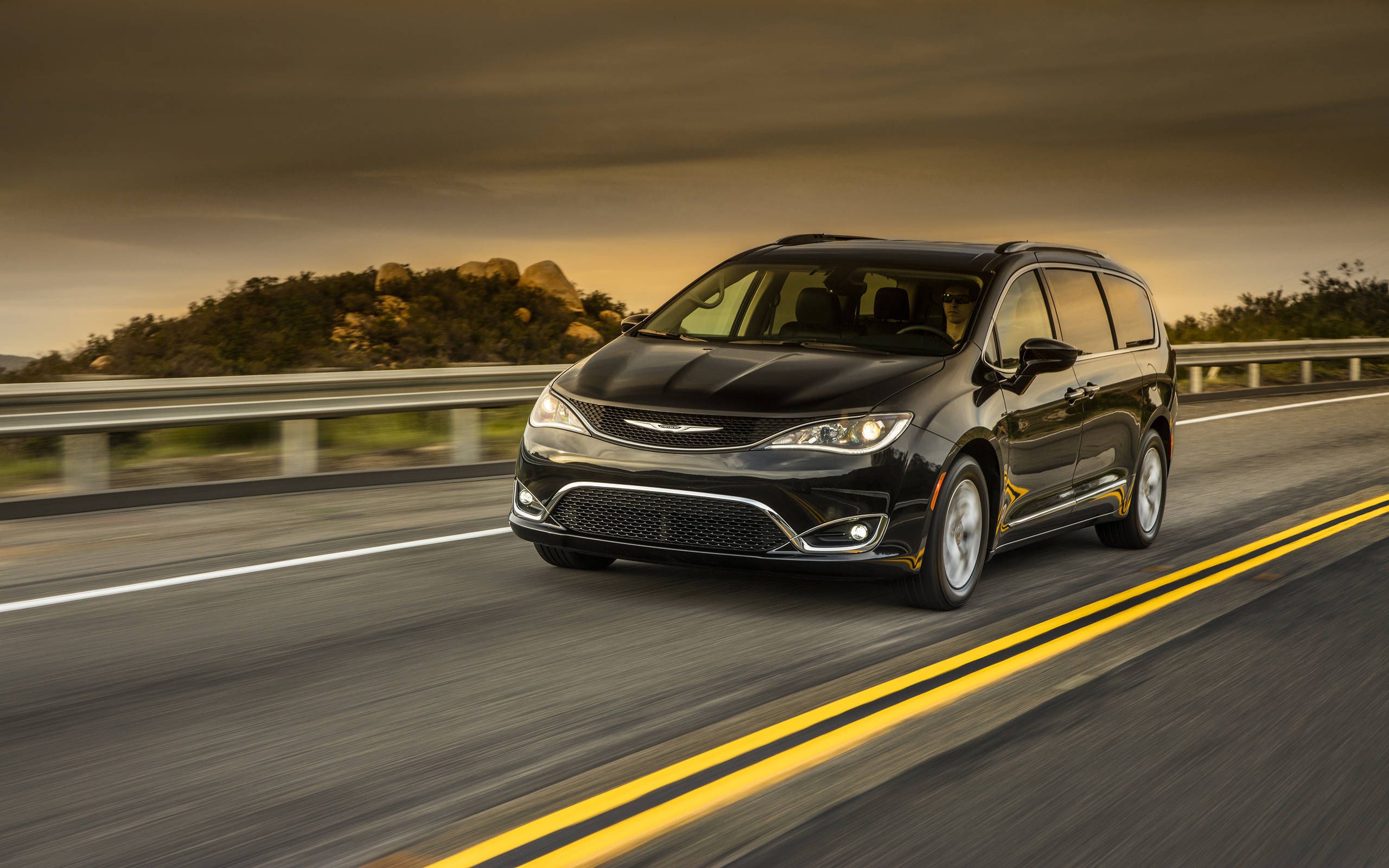 Gallery: 2017 Chrysler Pacifica Minivan Exterior Photos