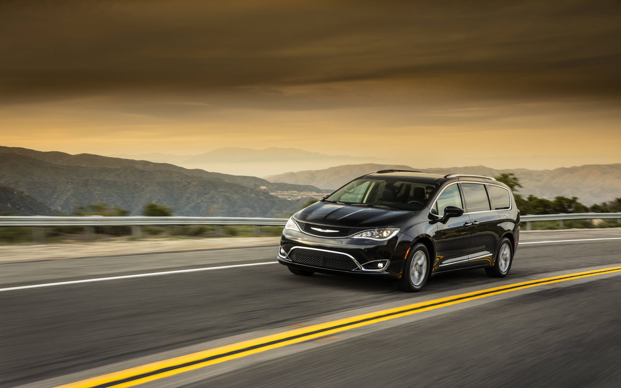 Gallery: 2017 Chrysler Pacifica Minivan Exterior Photos