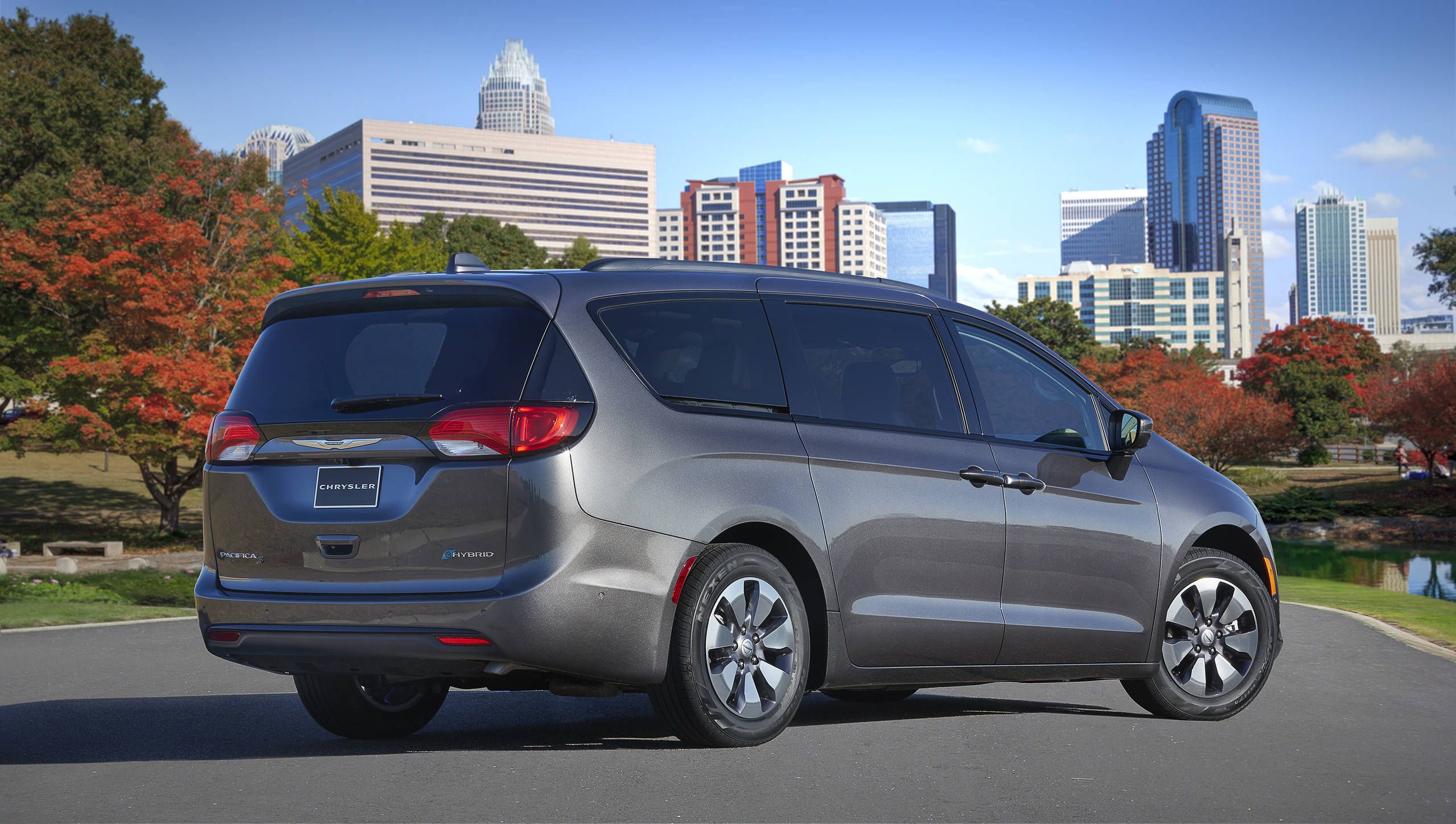 2018 chrysler hot sale pacifica minivan