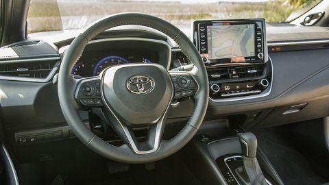 The interior of the Corolla XSE errs on the side of minimalism, as the rest of the Corolla flavors, offering good materials and a logical layout.