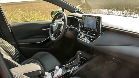 The interior of the Corolla XSE errs on the side of minimalism, as the rest of the Corolla flavors, offering good materials and a logical layout.