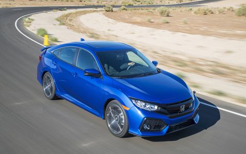 The 2017 Honda Civic Si receives 18-inch, 10-spoke wheels, black trim on the front fascia, center exit exhaust and larger side vents at the rear.