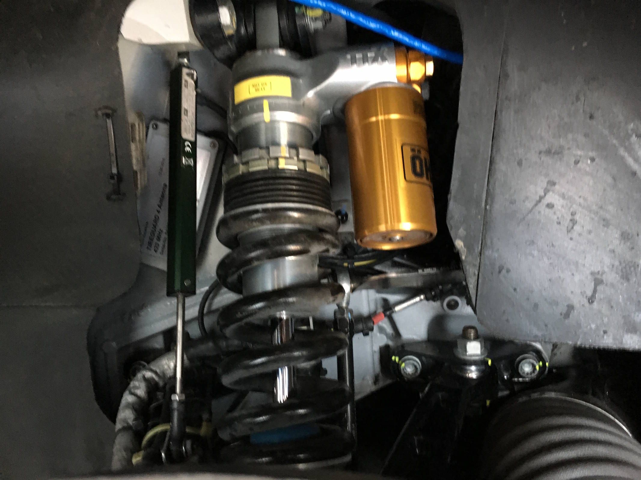 The front suspension of the Lamborghini Huracan GT3 Evo features four-way adjustable Ohlins shocks, a big and flat at the ends antiroll bar and a suspension travel sensor that looks like a trunk lid gas strut.