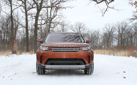 The 2017 Land Rover Discovery diesel comes with a turbocharged V6 delivering 254 hp and 443 lb-ft of torque.