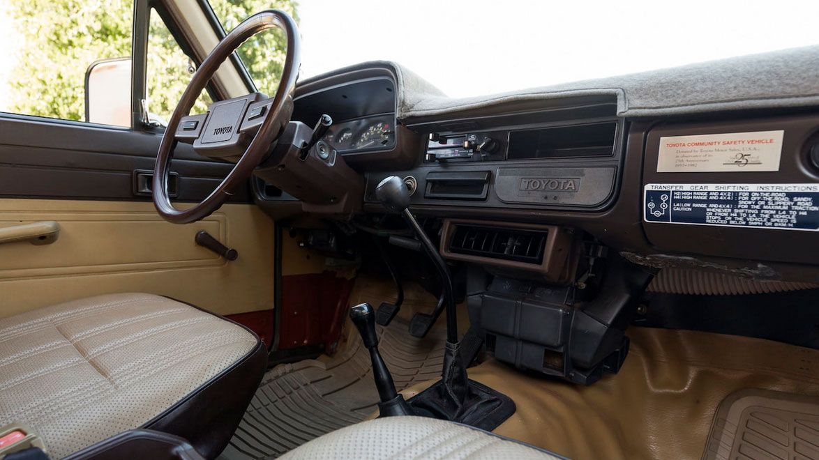 1983 toyota pickup dashboard