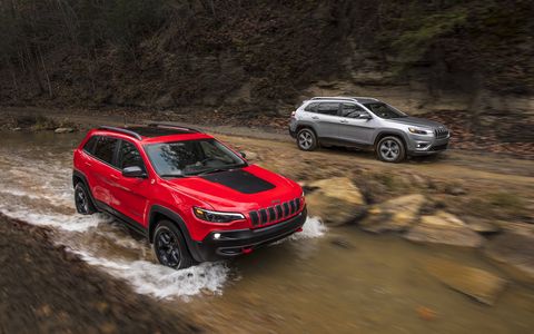 The Jeep Cherokee gets a new 2.0-liter I4 engine and a facelift for the 2019 model year.