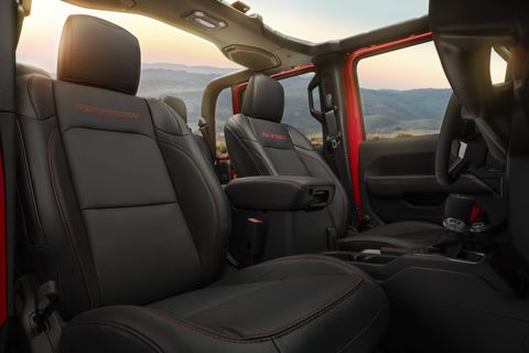 Inside the 2020 Jeep Gladiator. It should come as no surprise that it looks an awful lot like the current Jeep Wranglers -- which is by no means a bad thing.