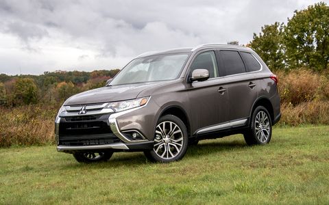 The 2018 Mitsubishi Outlander SEL pairs a 2.4-liter four-cylinder engine with a continuously variable transmission.