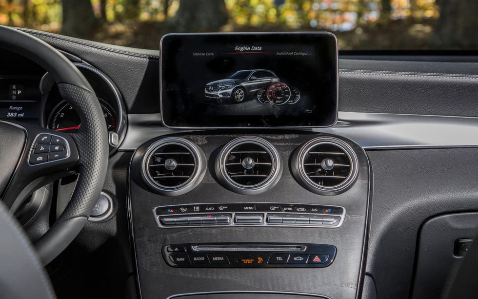 Nothing is perfect. The infotainment system looks completely like an afterthought, and someone in the Mercedes had to sacrifice an iPad. The sacrificed iPad does not have touchscreen enabled.