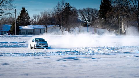 amg の冬のドライビング アカデミーは、カナダの凍ったウィニペグ湖を白い地獄に変えます。53 マイルのアイス トラックでは、ドリフト ハッピーな魂が、トラクションが低く気温の低い環境で高性能メルセデス amg マシンを操縦する方法を学ぶことができます。