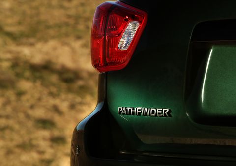 The 2019 Nissan Pathfinder Rock Creek Edition in detail. See the black door handles, roof rails, unique wheels and special logos
