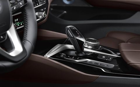 The all-new BMW 6 Series Gran Turismo comes standard with Dakota leather upholstery, which can be specified in a range of different colors. The optional Nappa leather with decorative quilting pattern is available in three colors – ivory white, black and mocha.