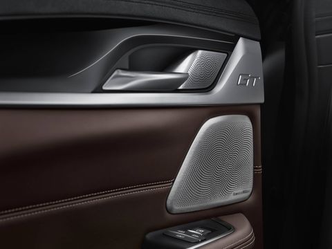 The load sill on the 2018 BMW 640i xDrive has been lowered by more than 2 inches. The 40 : 20 : 40 split rear seat backrest can be folded down not only from the passenger compartment, but also by means of electric remote release using a button in the trunk. This expands the available storage space to 65 cubic feet.