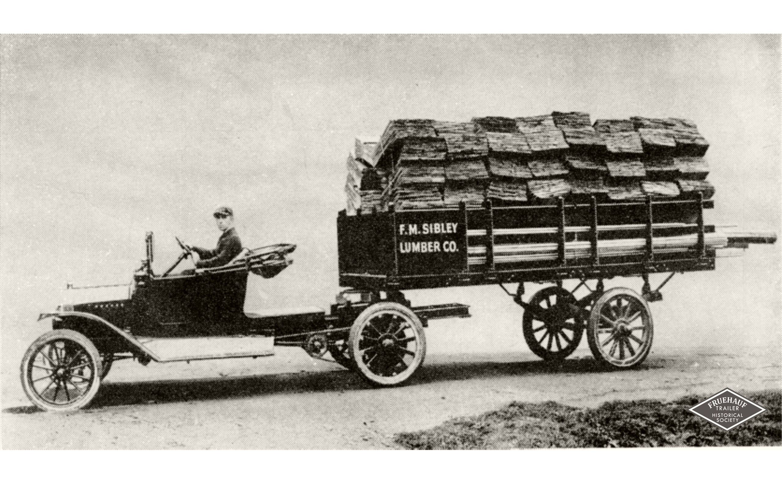 La première remorque de Fruehauf pour la Sibley Lumber Co.