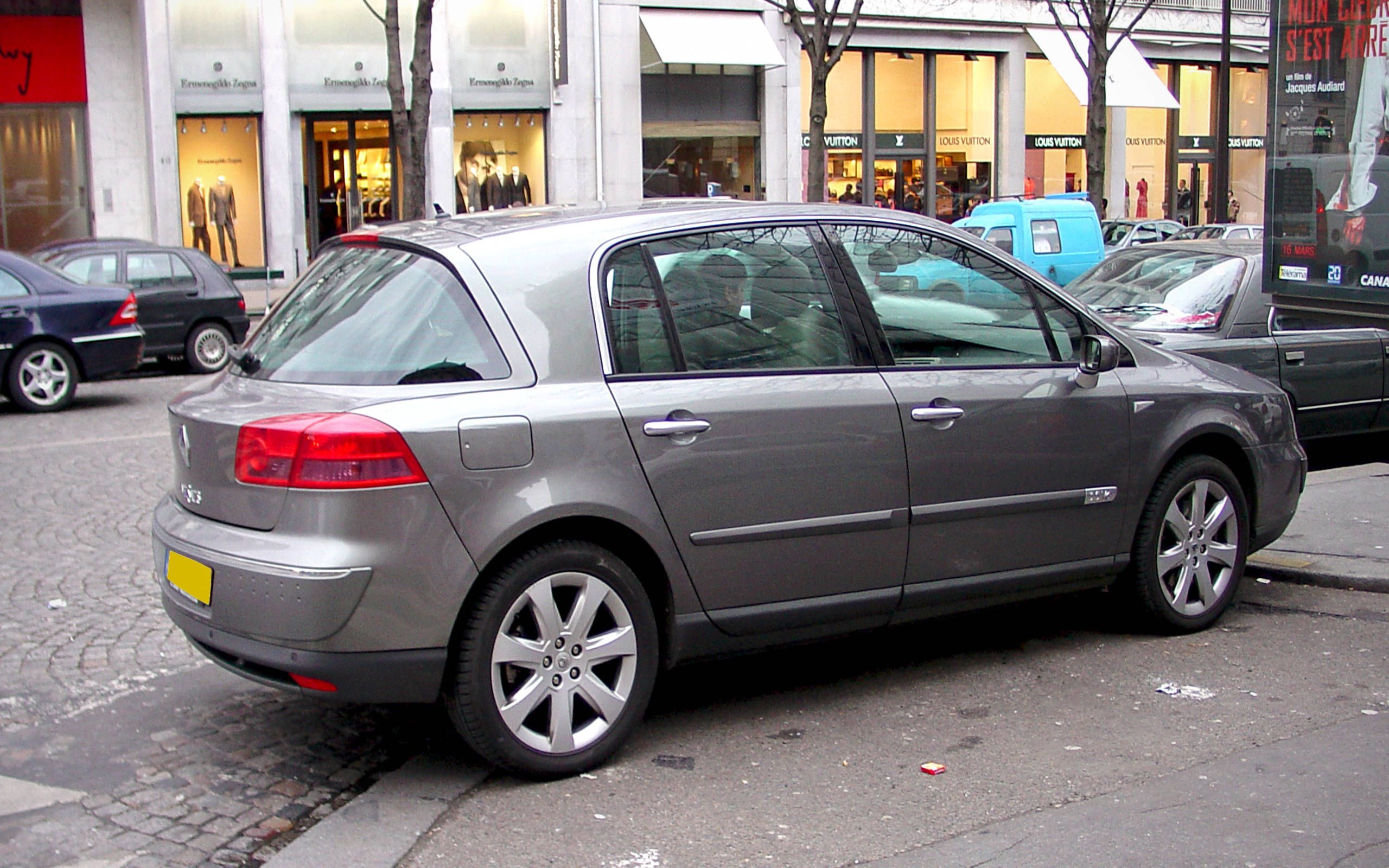 After violence, arrests of execs, Uber halts service in France