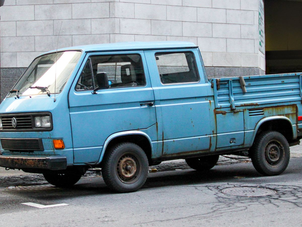 Volkswagen T3 DoKa spotted on the street in Montreal: rear-engined